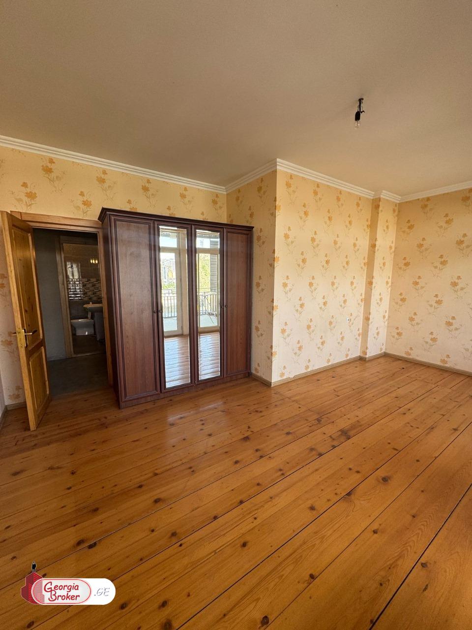 продается квартира с новым ремонтом 4-комнаты